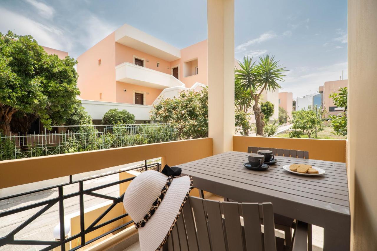Manos Beachside Apartments Agia Marina Exteriör bild