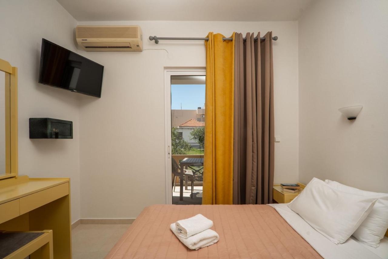 Manos Beachside Apartments Agia Marina Exteriör bild