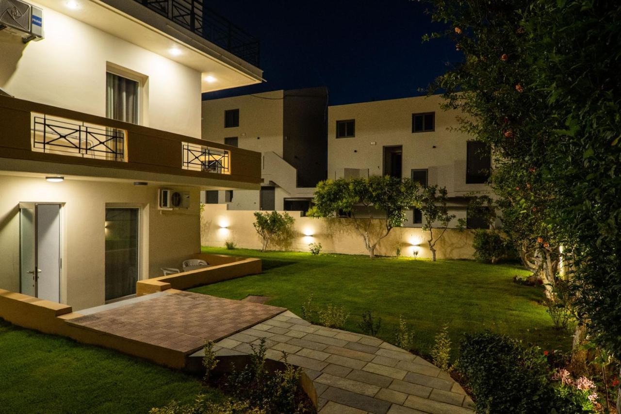Manos Beachside Apartments Agia Marina Exteriör bild