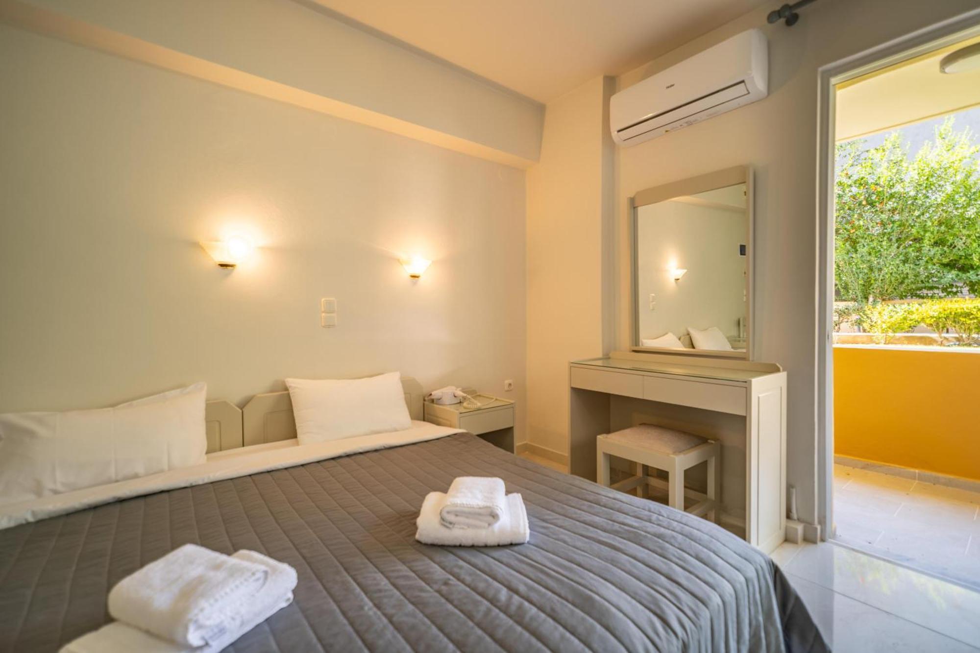 Manos Beachside Apartments Agia Marina Exteriör bild
