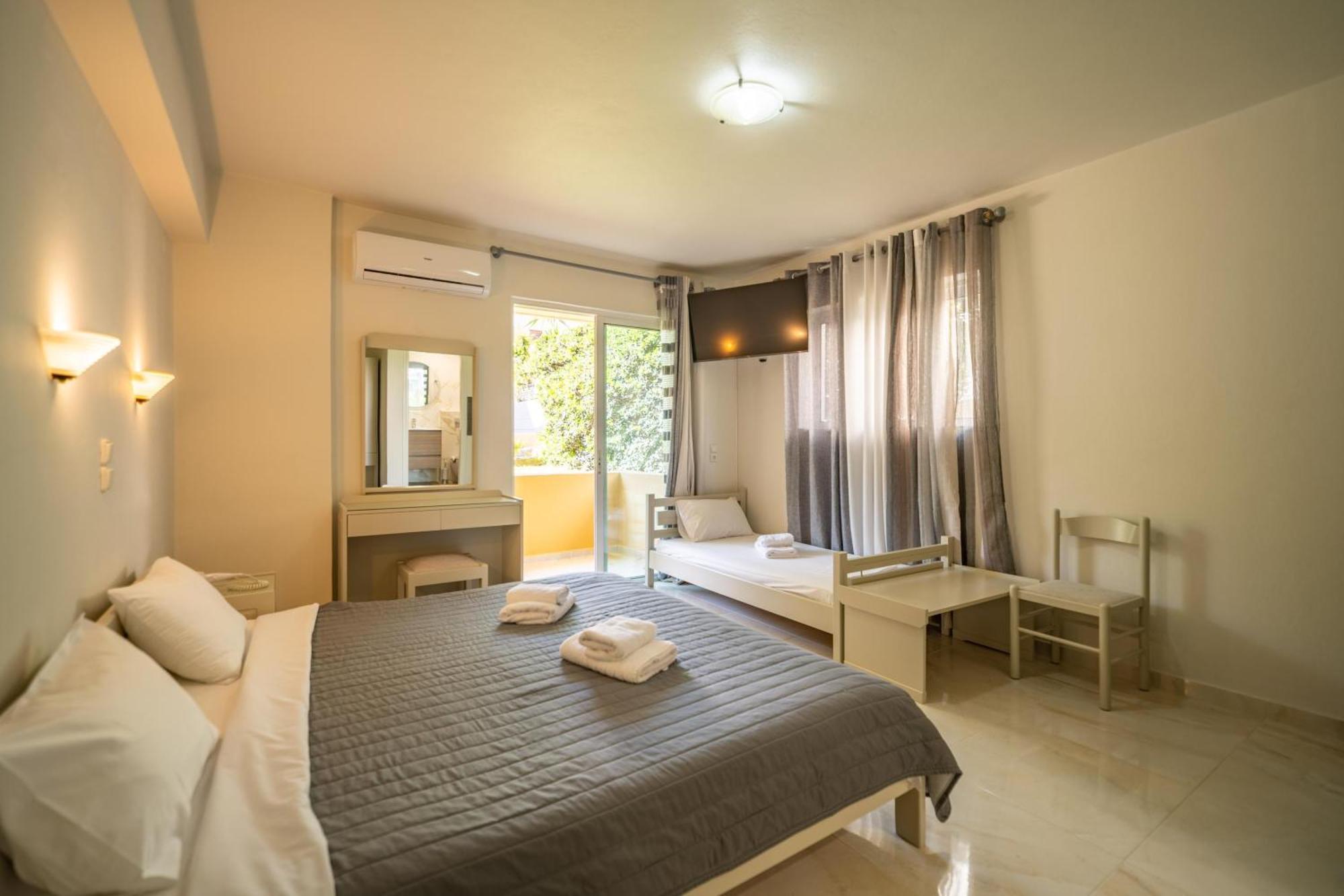 Manos Beachside Apartments Agia Marina Exteriör bild