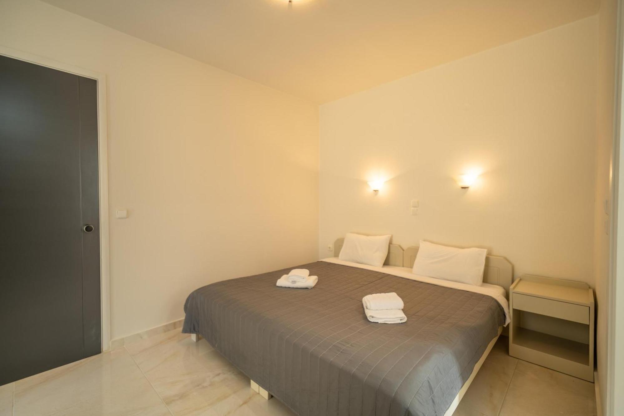 Manos Beachside Apartments Agia Marina Exteriör bild