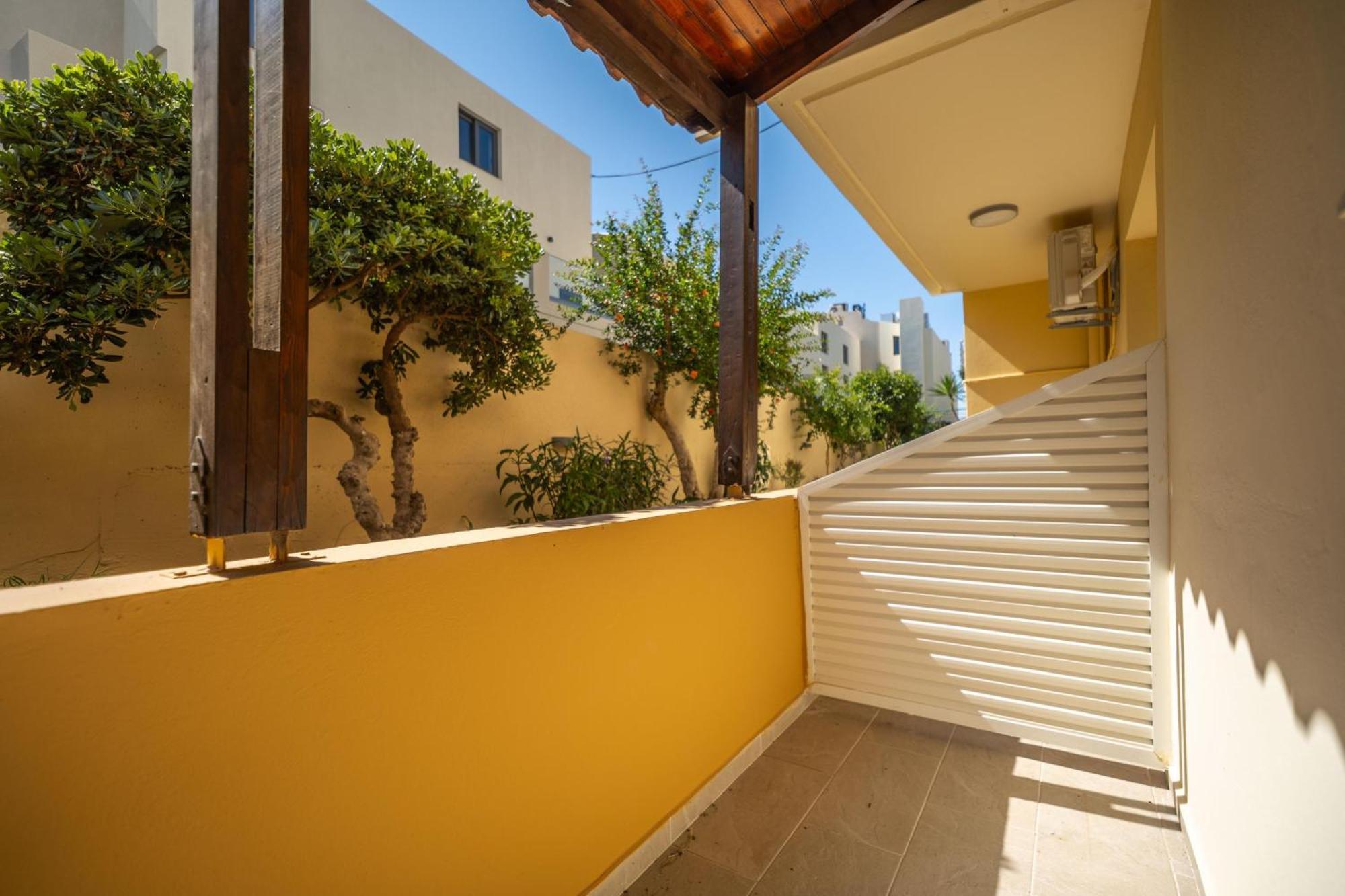 Manos Beachside Apartments Agia Marina Exteriör bild