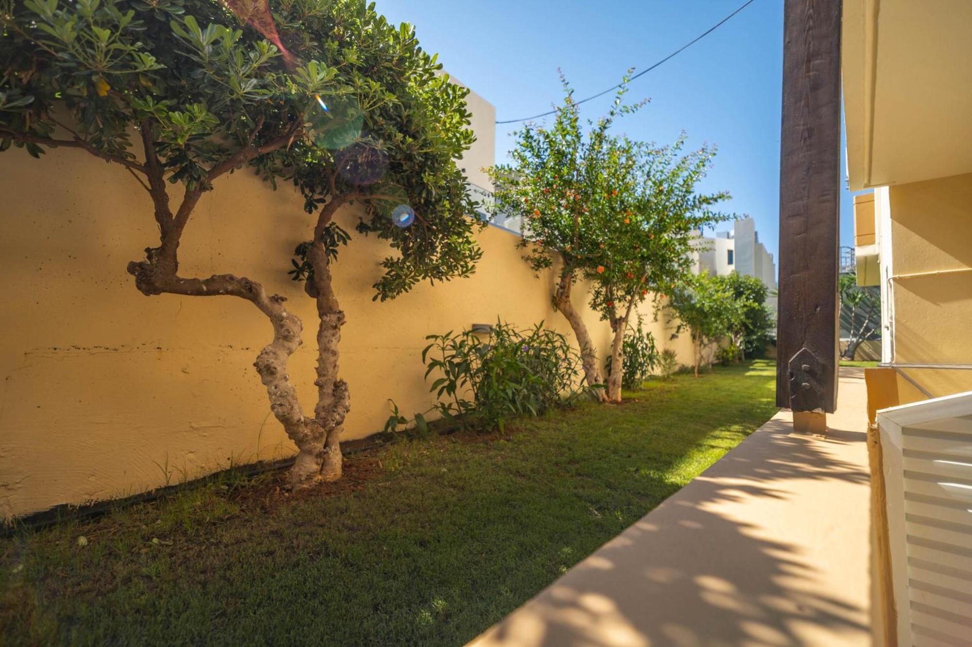 Manos Beachside Apartments Agia Marina Exteriör bild