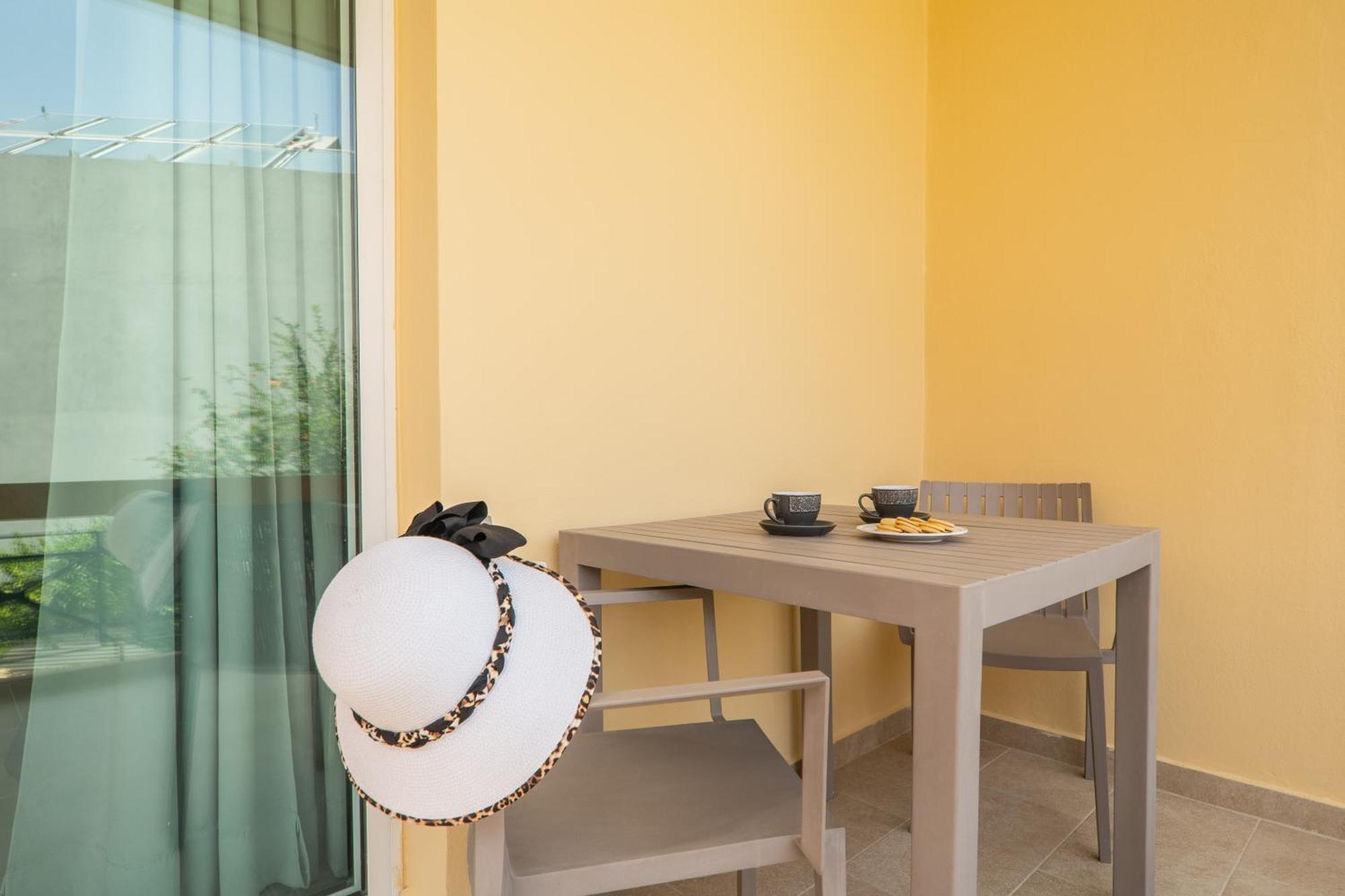 Manos Beachside Apartments Agia Marina Rum bild