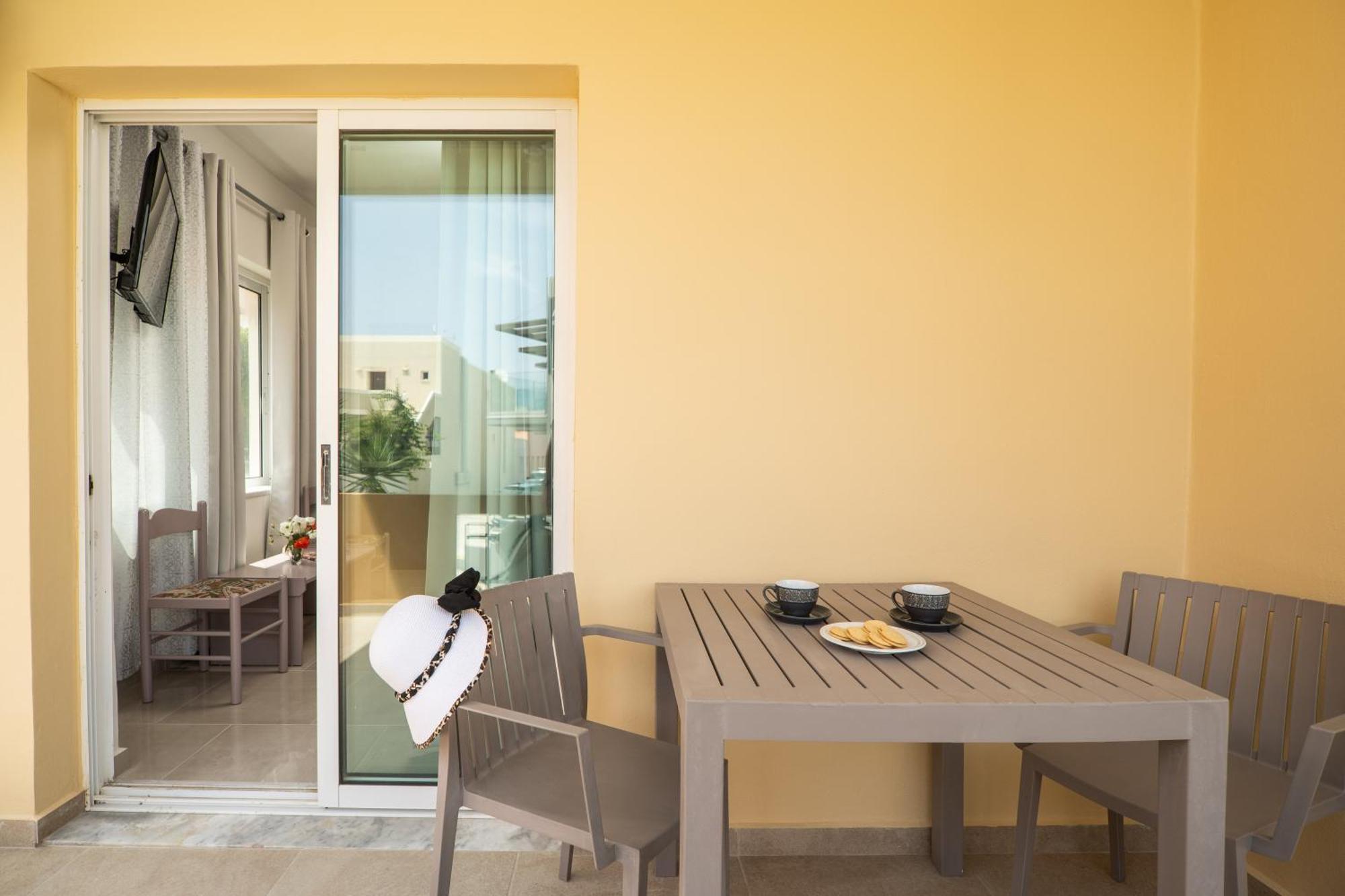 Manos Beachside Apartments Agia Marina Rum bild