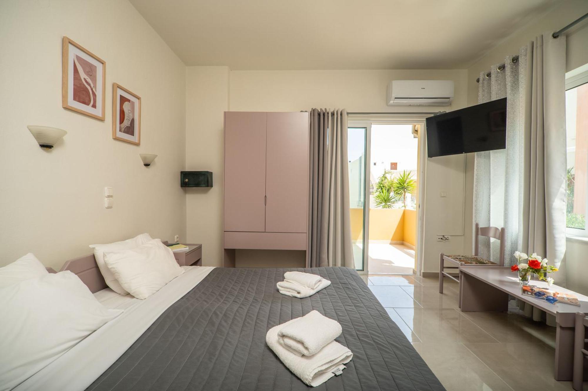 Manos Beachside Apartments Agia Marina Rum bild