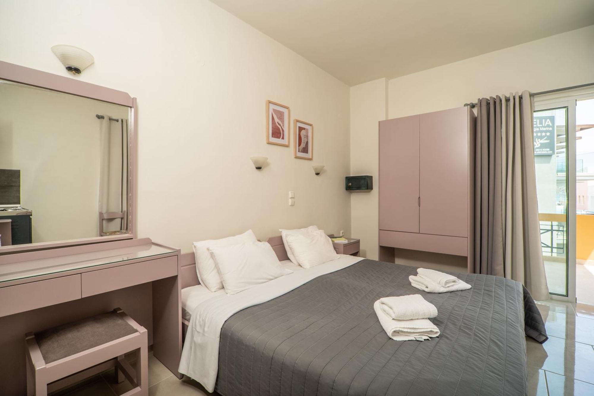 Manos Beachside Apartments Agia Marina Rum bild