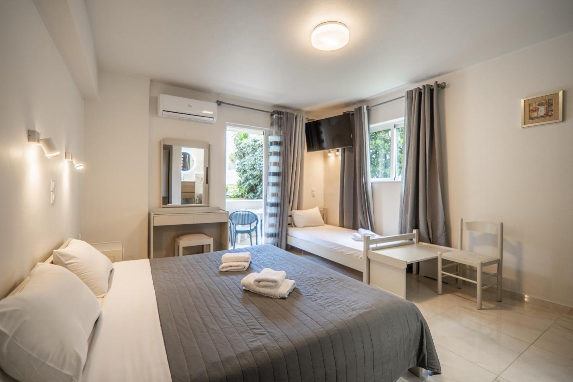 Manos Beachside Apartments Agia Marina Exteriör bild