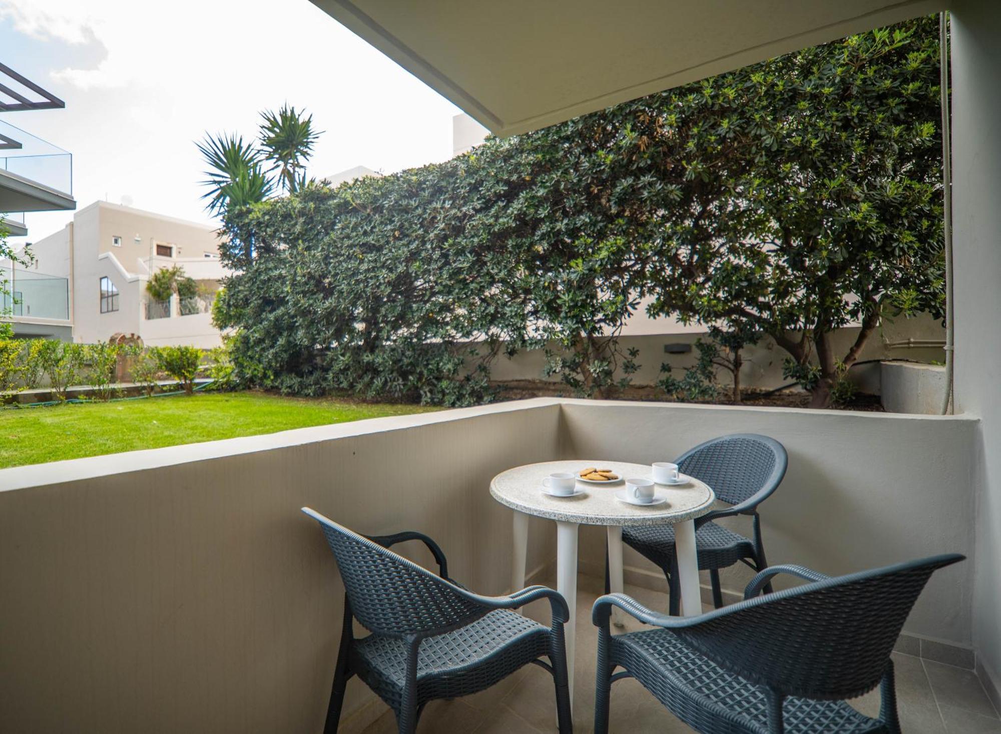 Manos Beachside Apartments Agia Marina Exteriör bild