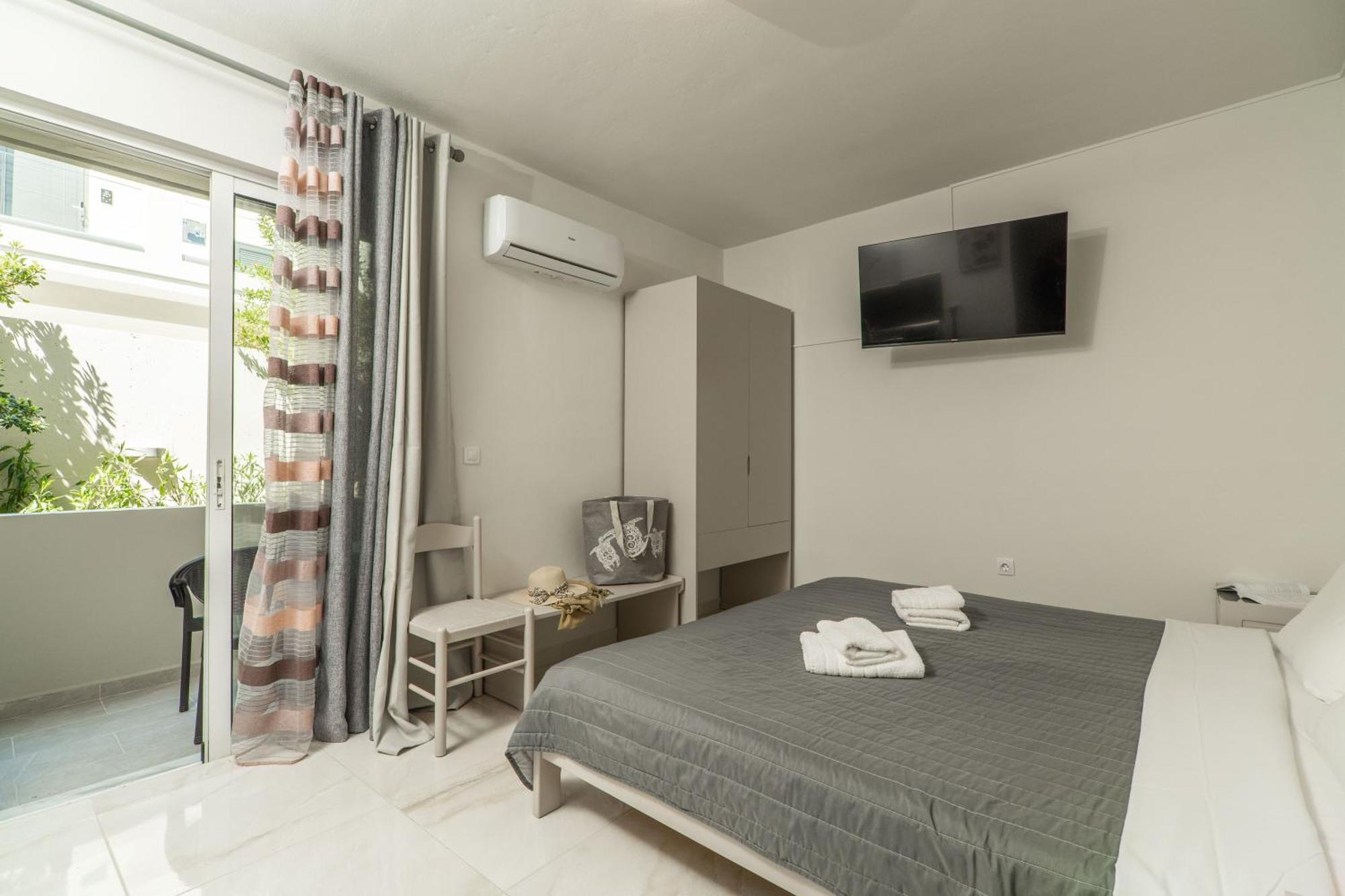 Manos Beachside Apartments Agia Marina Exteriör bild