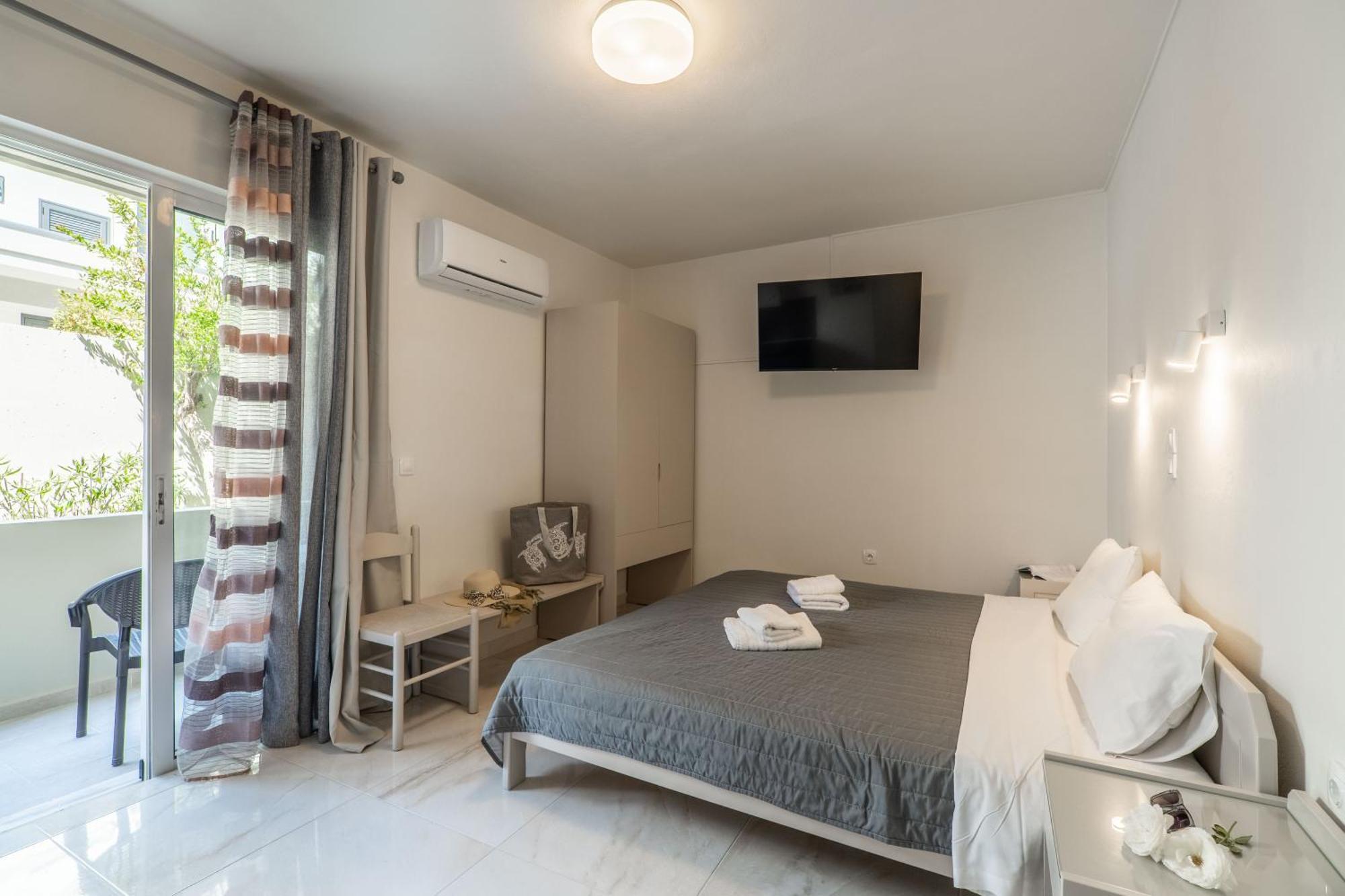 Manos Beachside Apartments Agia Marina Exteriör bild