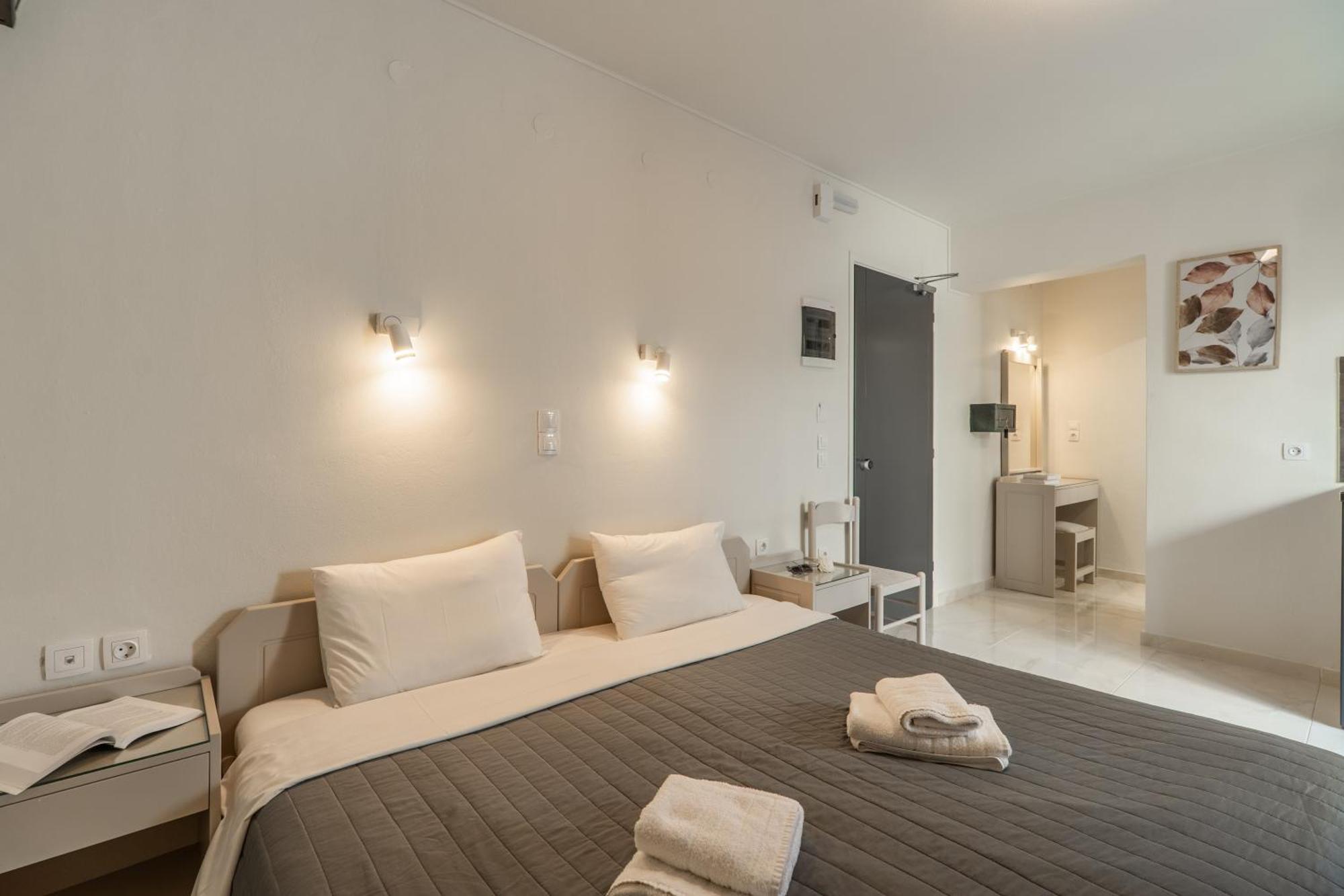 Manos Beachside Apartments Agia Marina Exteriör bild