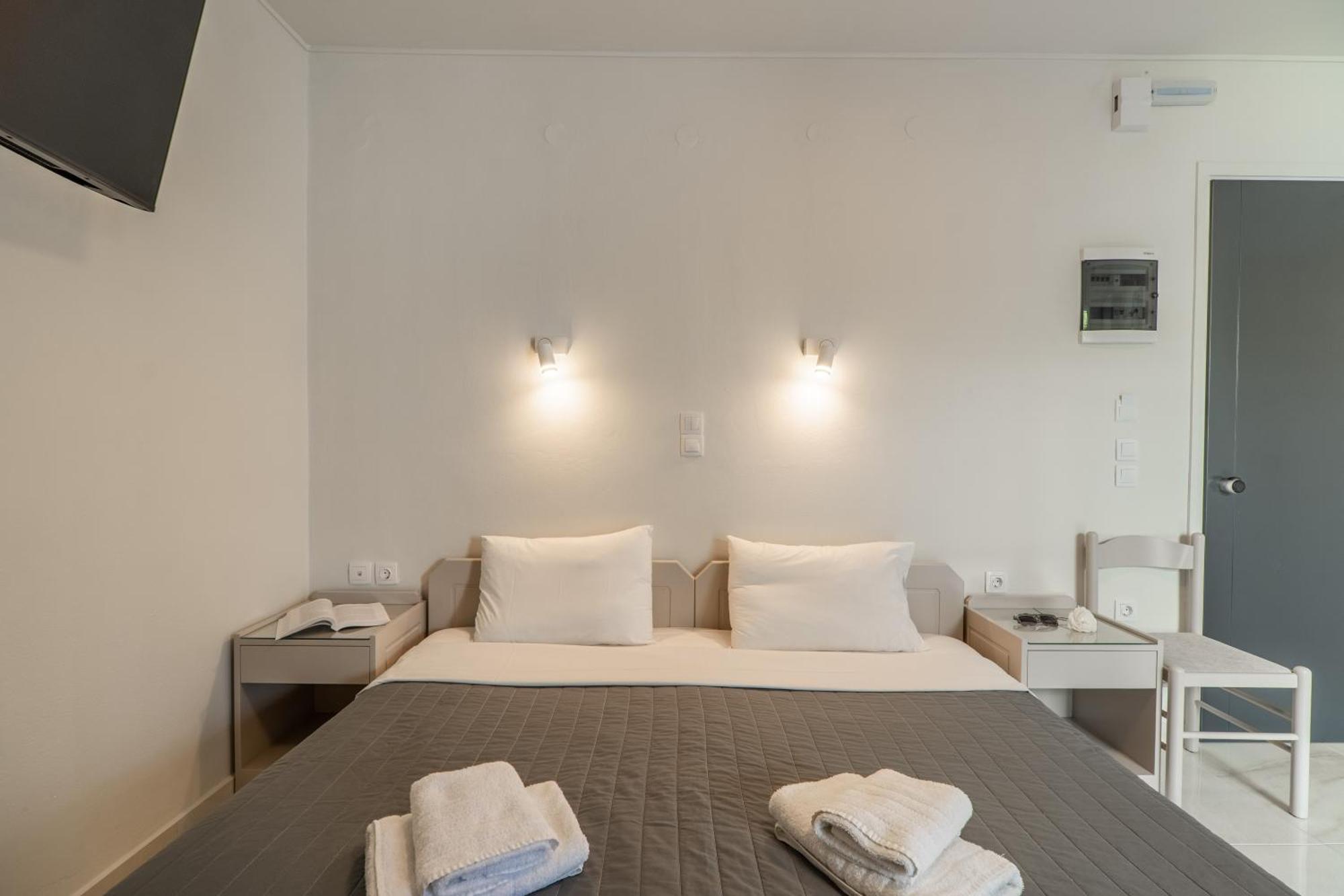 Manos Beachside Apartments Agia Marina Rum bild