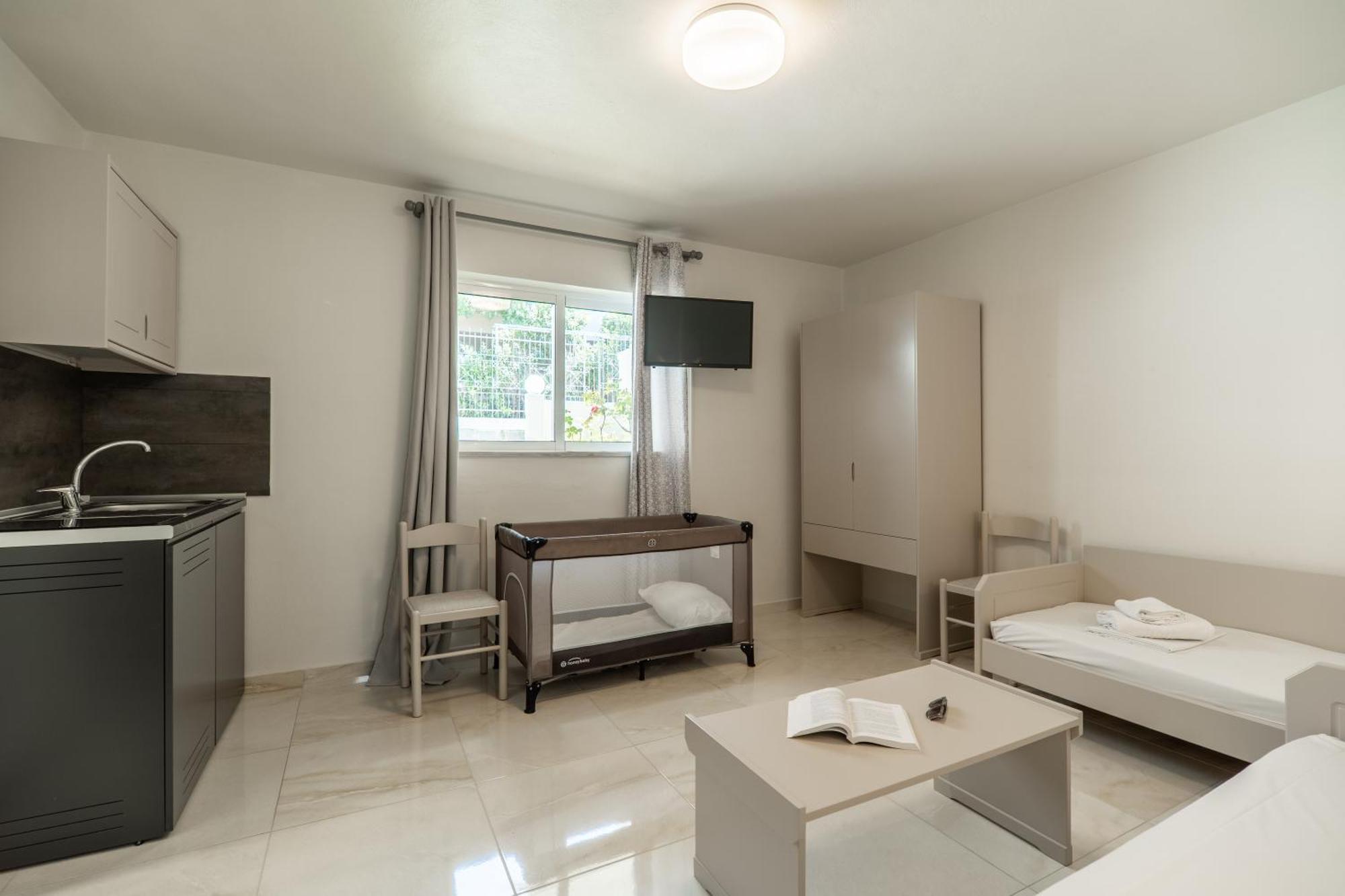 Manos Beachside Apartments Agia Marina Rum bild