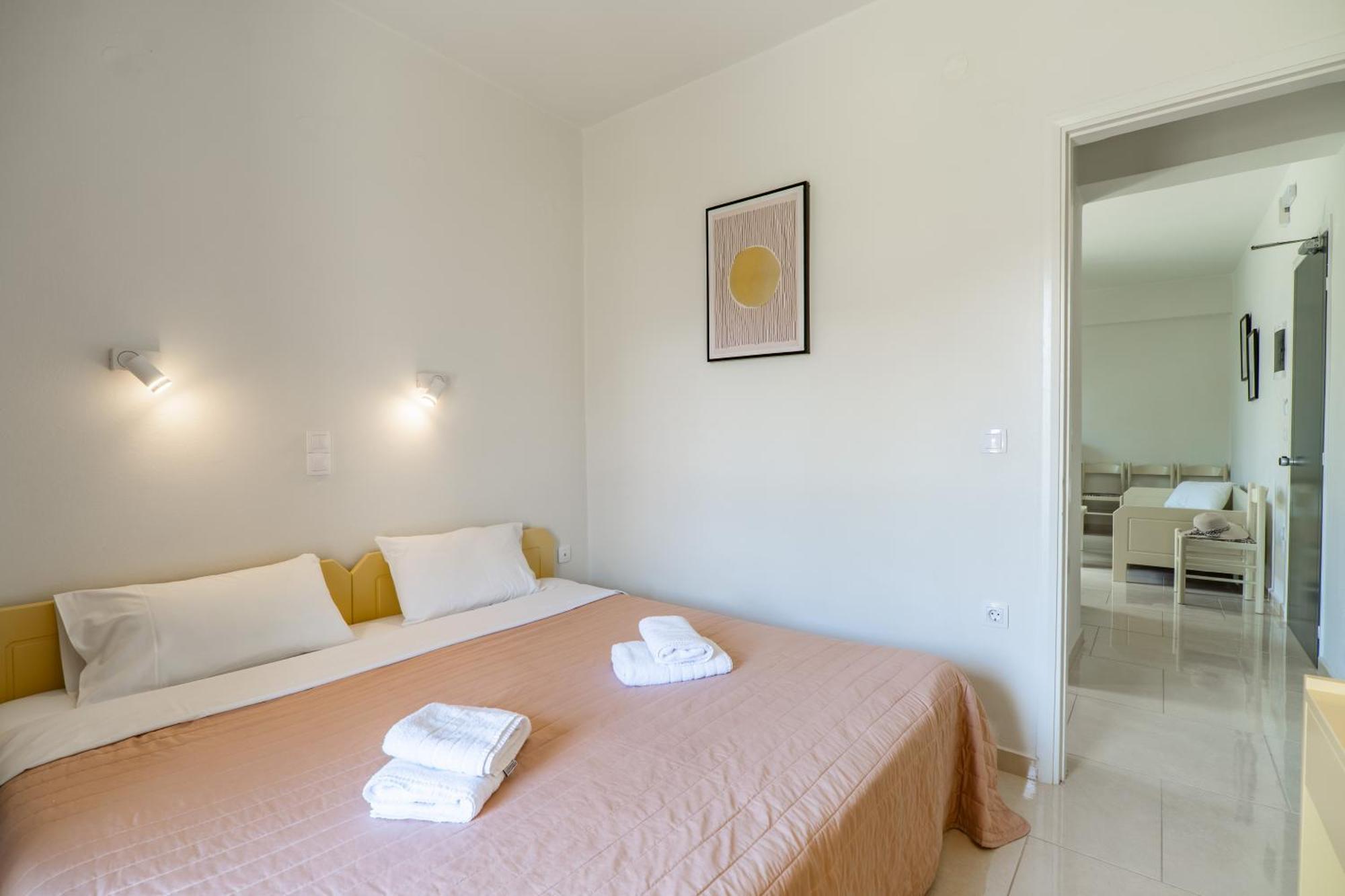 Manos Beachside Apartments Agia Marina Rum bild