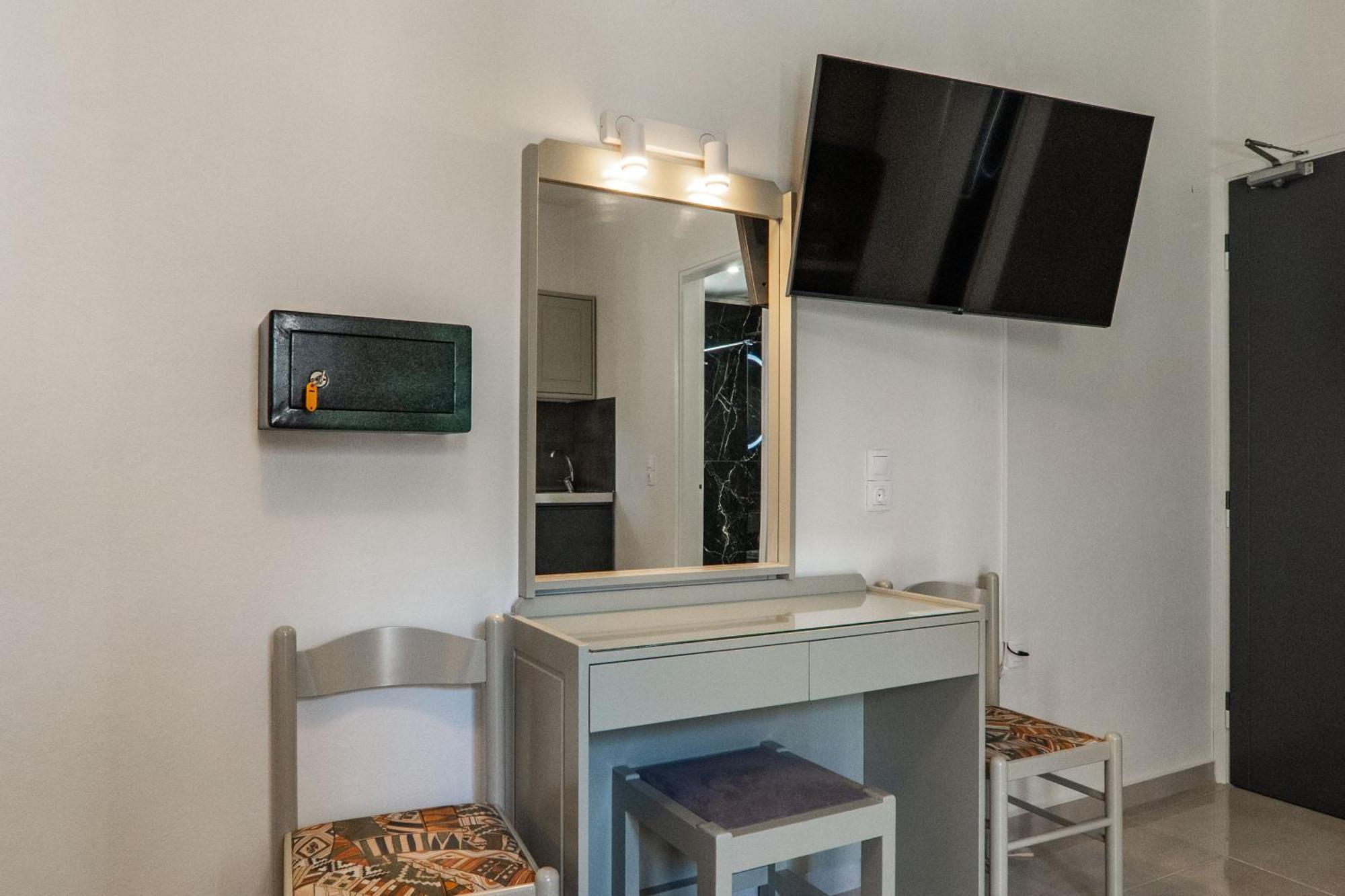 Manos Beachside Apartments Agia Marina Rum bild