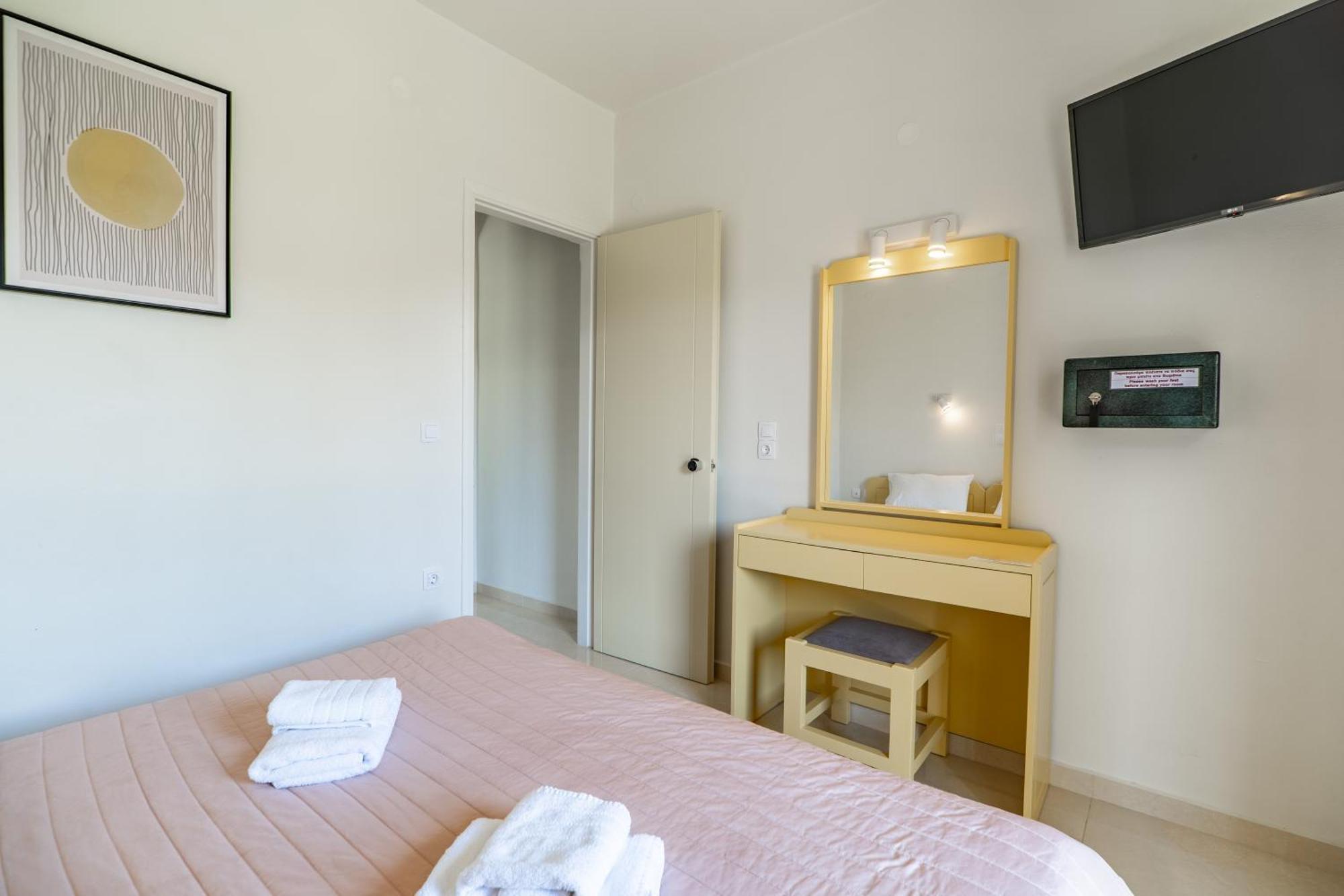 Manos Beachside Apartments Agia Marina Exteriör bild