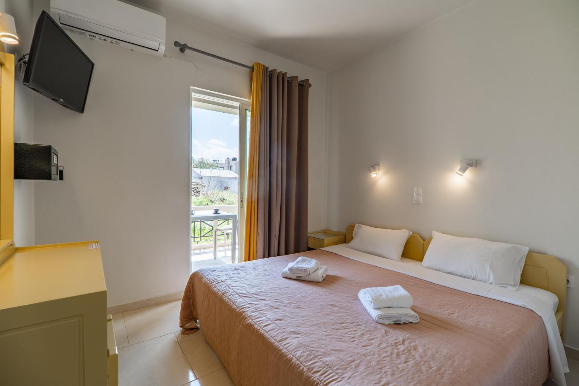 Manos Beachside Apartments Agia Marina Exteriör bild