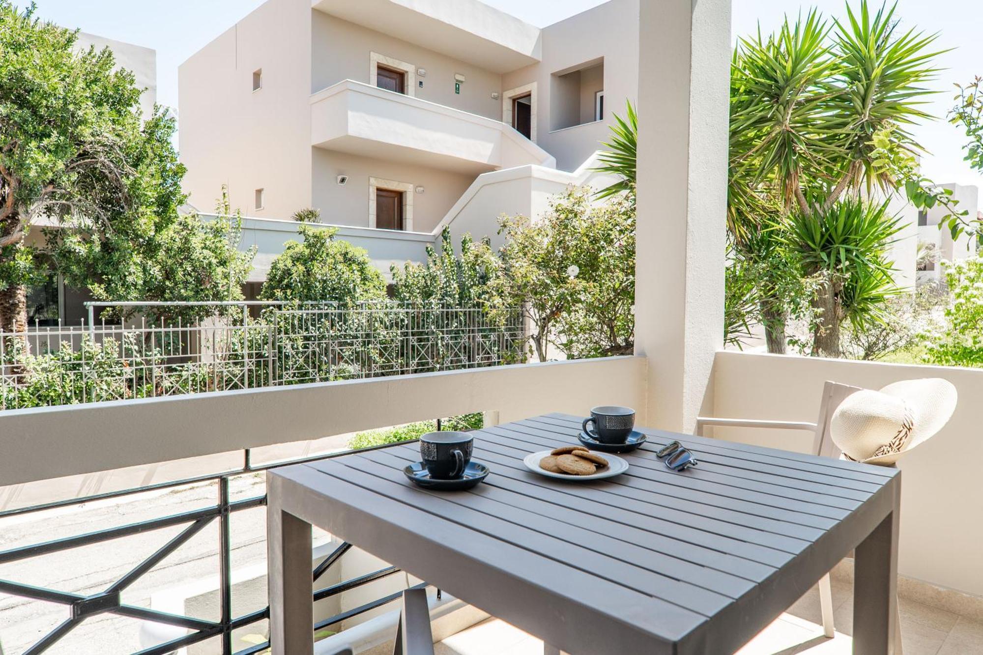 Manos Beachside Apartments Agia Marina Rum bild