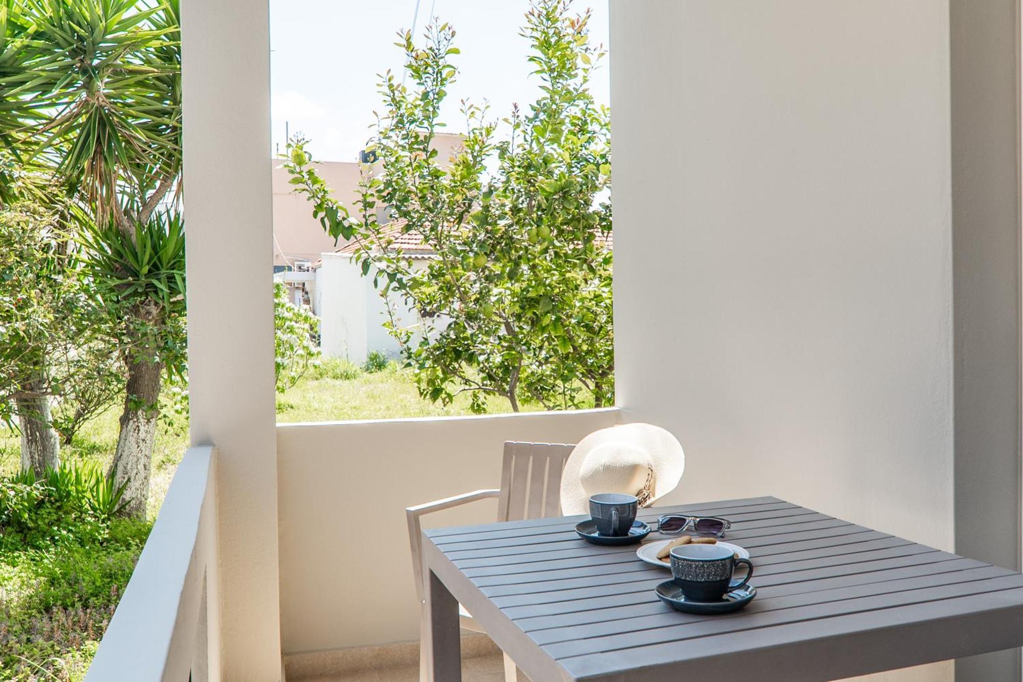 Manos Beachside Apartments Agia Marina Exteriör bild