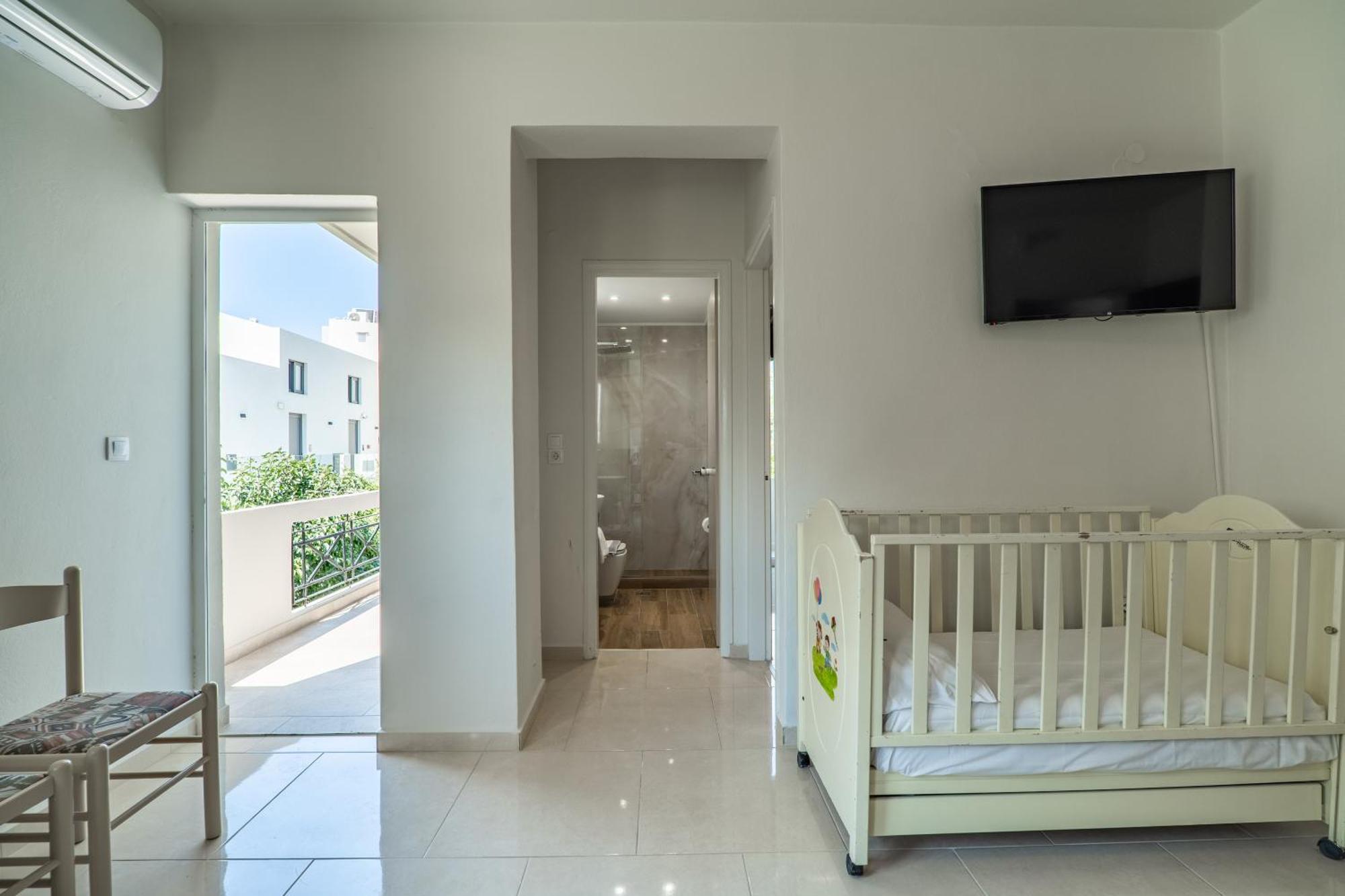 Manos Beachside Apartments Agia Marina Rum bild