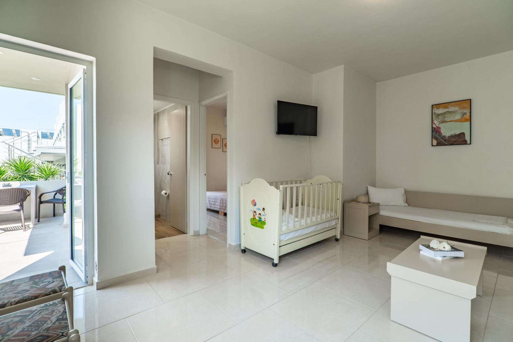 Manos Beachside Apartments Agia Marina Rum bild