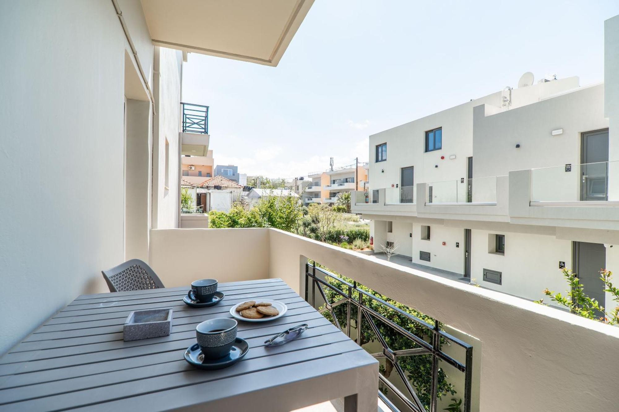 Manos Beachside Apartments Agia Marina Exteriör bild