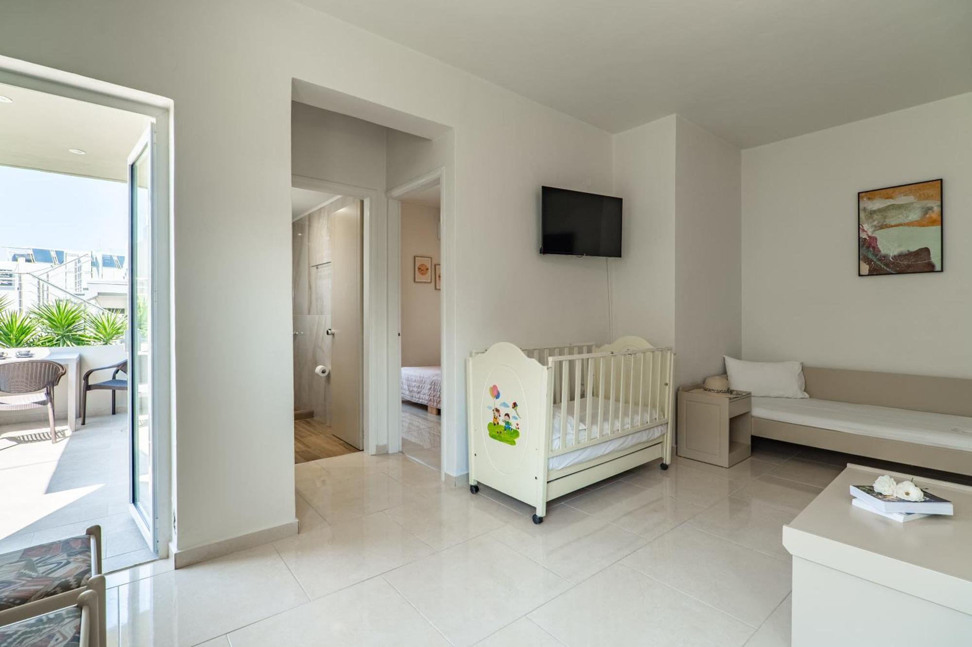 Manos Beachside Apartments Agia Marina Rum bild