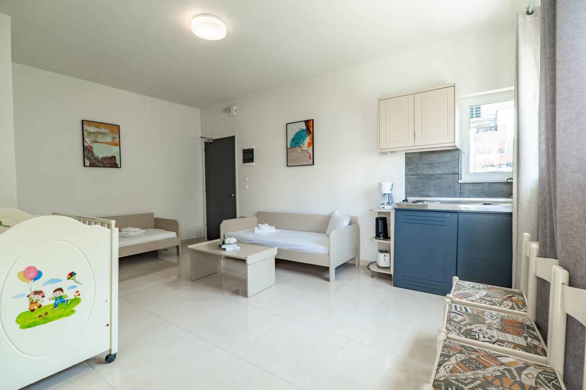 Manos Beachside Apartments Agia Marina Rum bild
