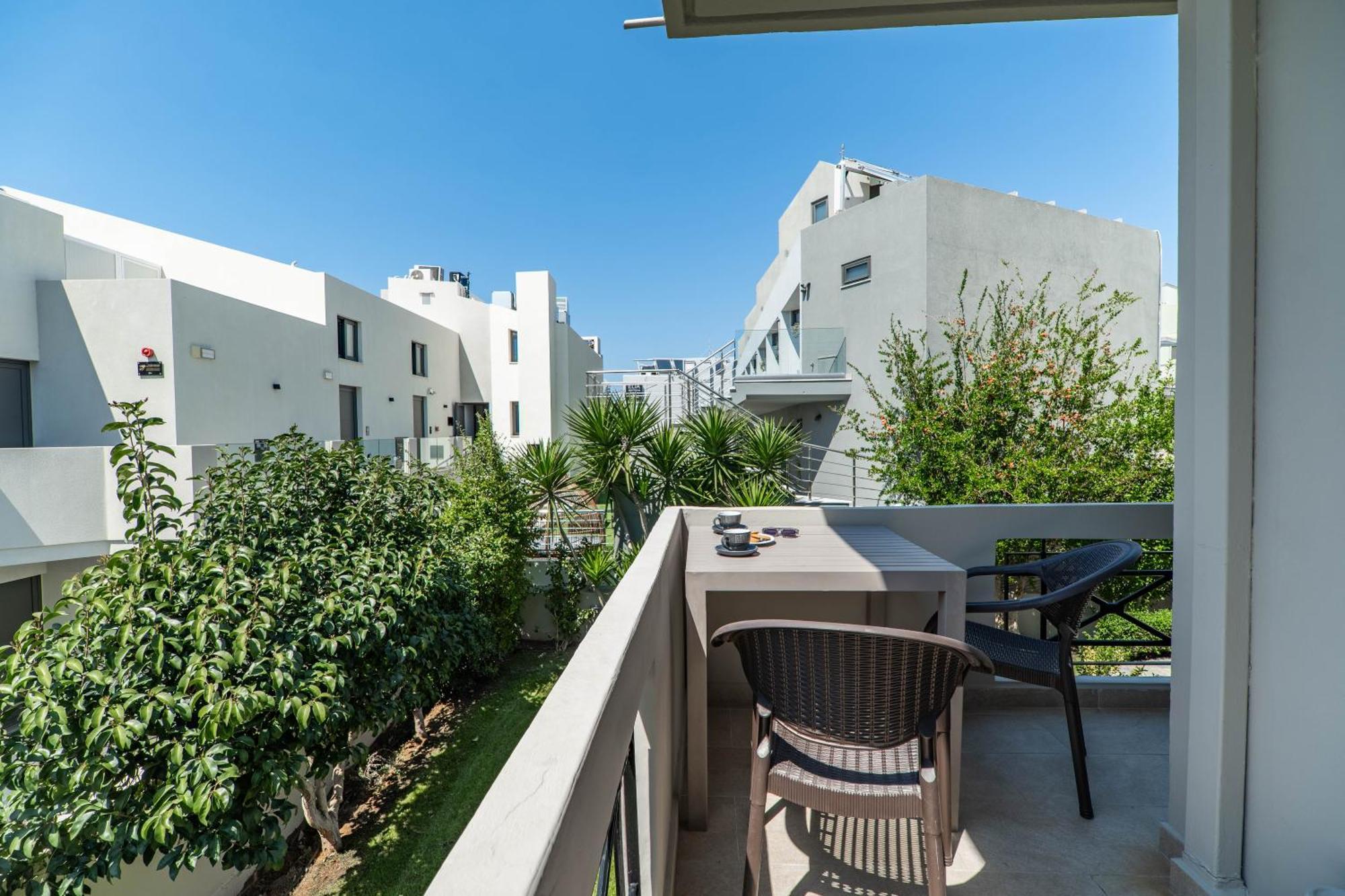 Manos Beachside Apartments Agia Marina Exteriör bild