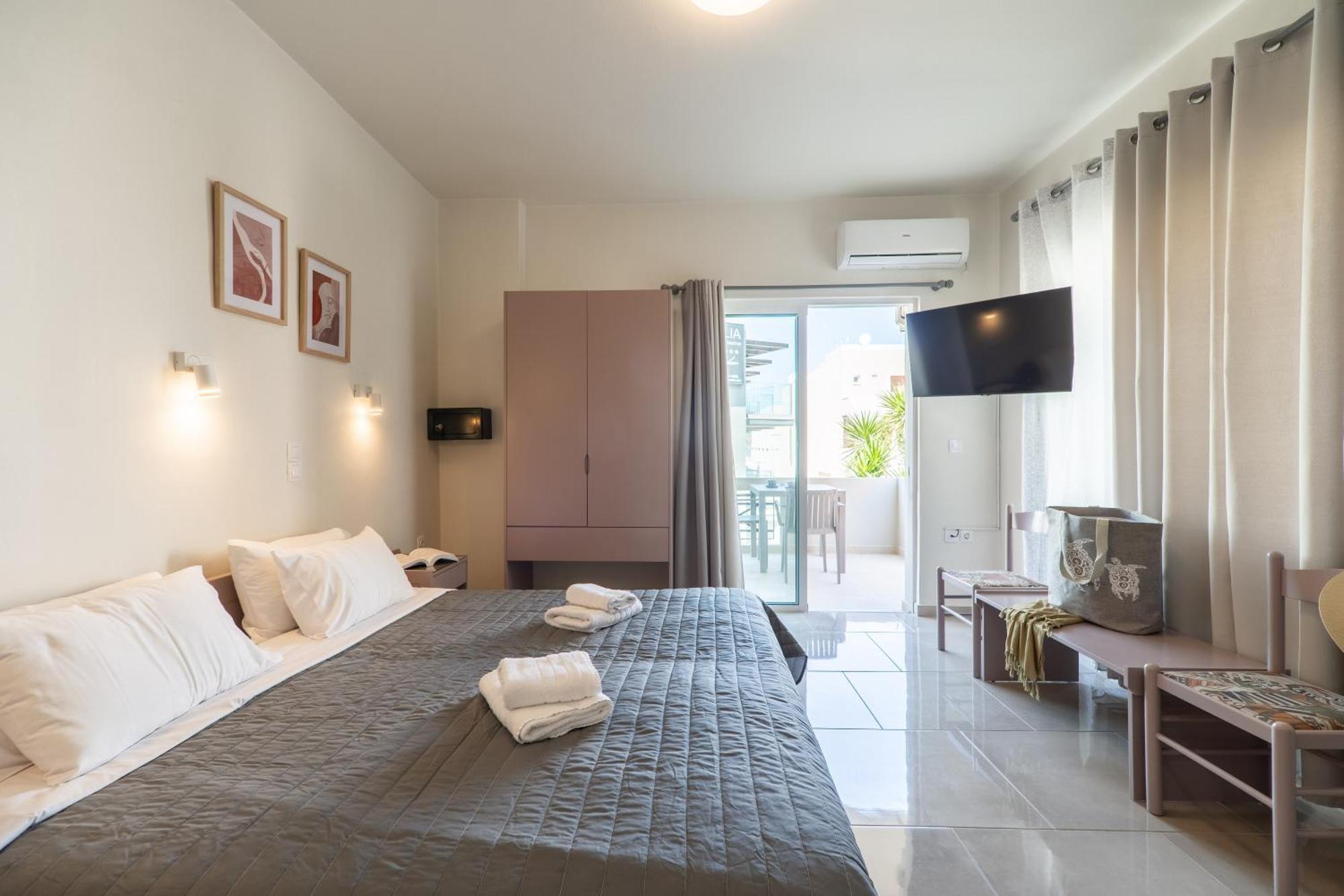 Manos Beachside Apartments Agia Marina Rum bild