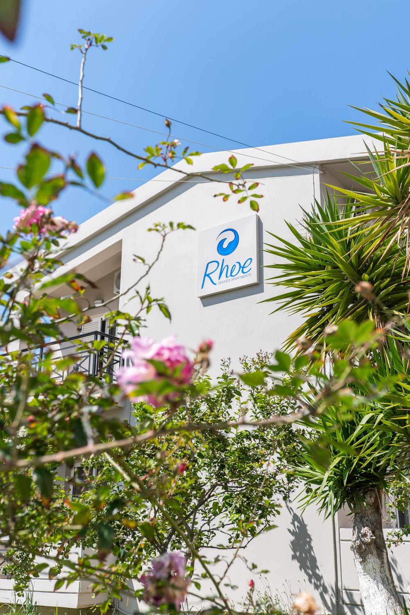 Manos Beachside Apartments Agia Marina Exteriör bild