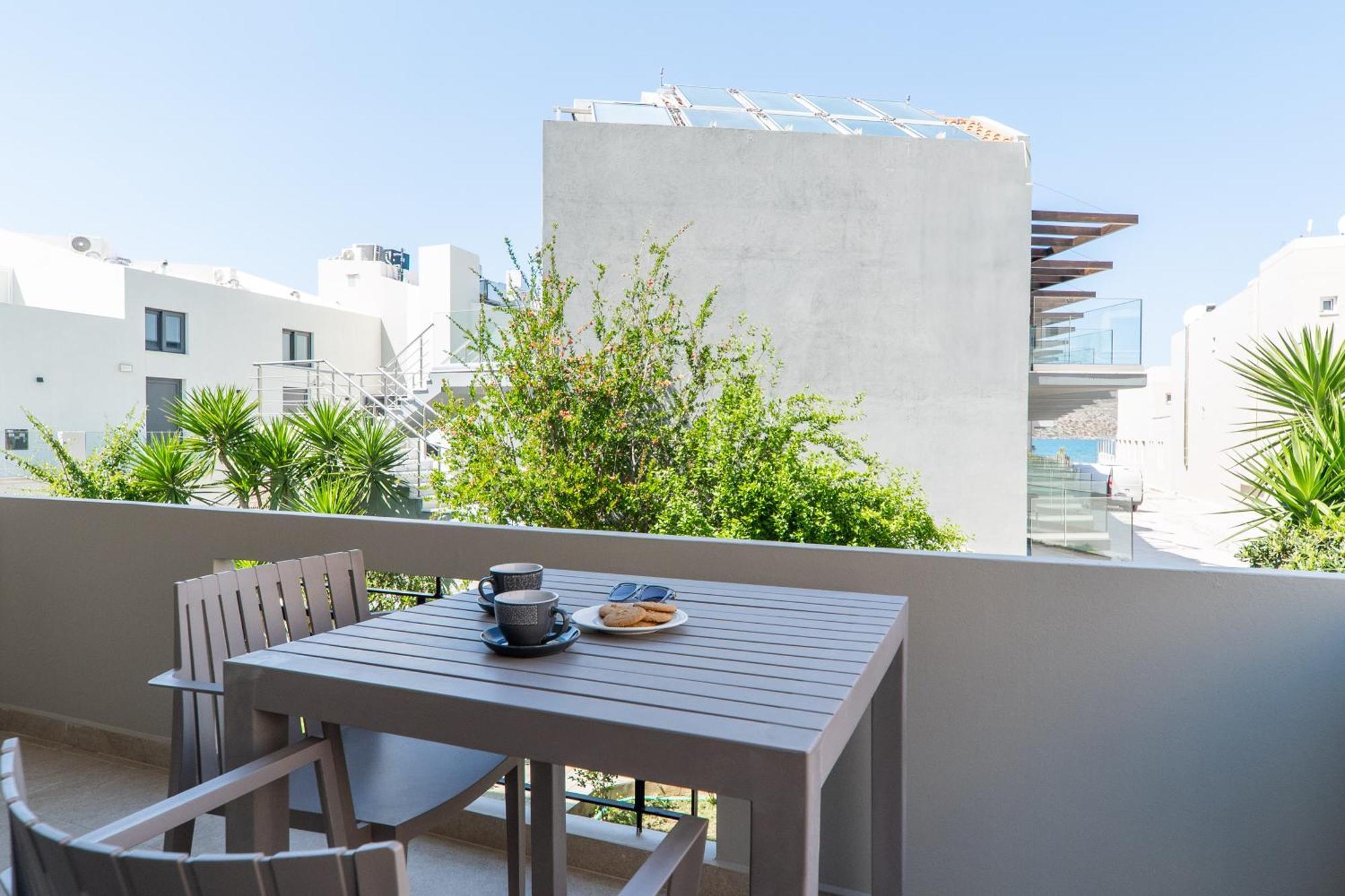Manos Beachside Apartments Agia Marina Rum bild