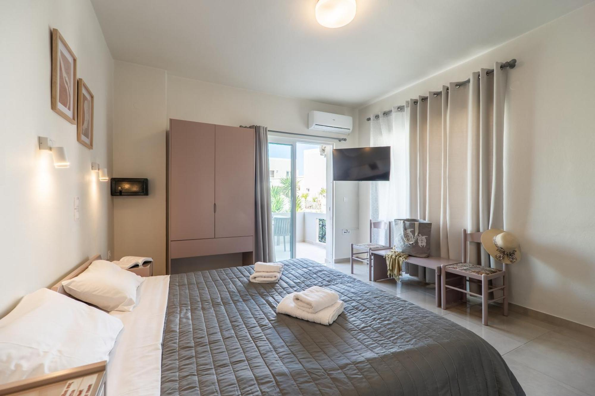 Manos Beachside Apartments Agia Marina Rum bild