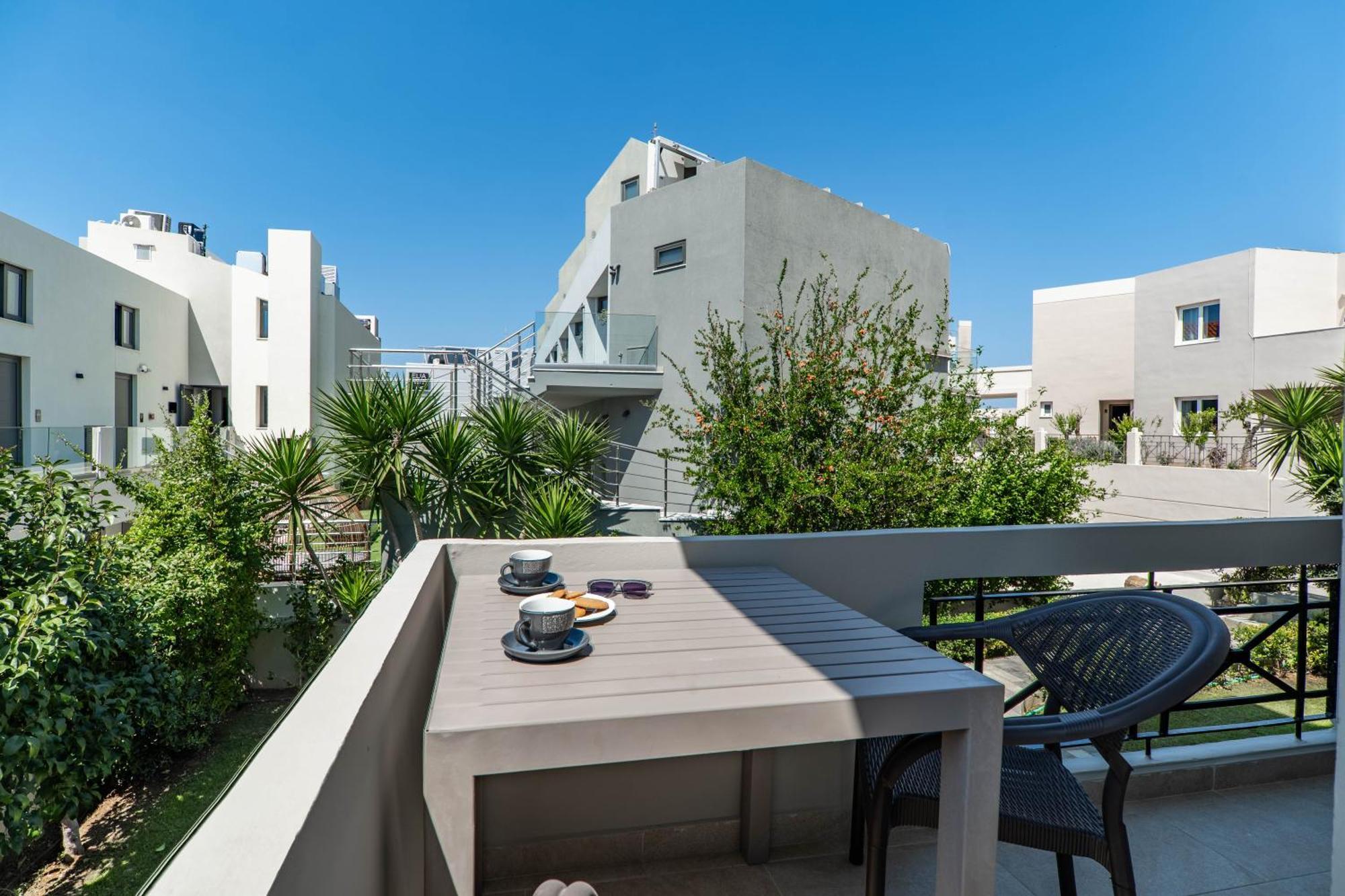 Manos Beachside Apartments Agia Marina Exteriör bild