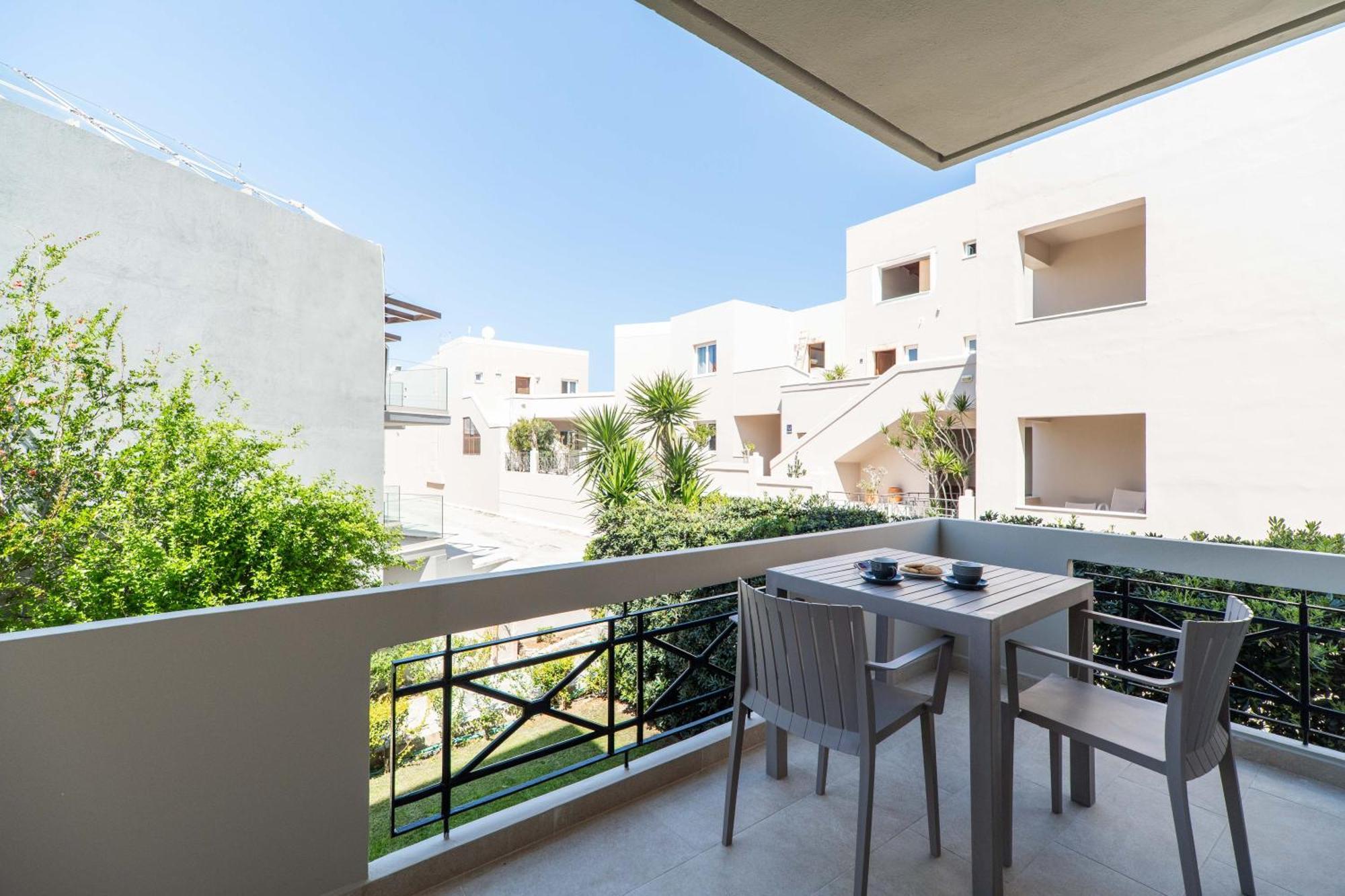 Manos Beachside Apartments Agia Marina Exteriör bild