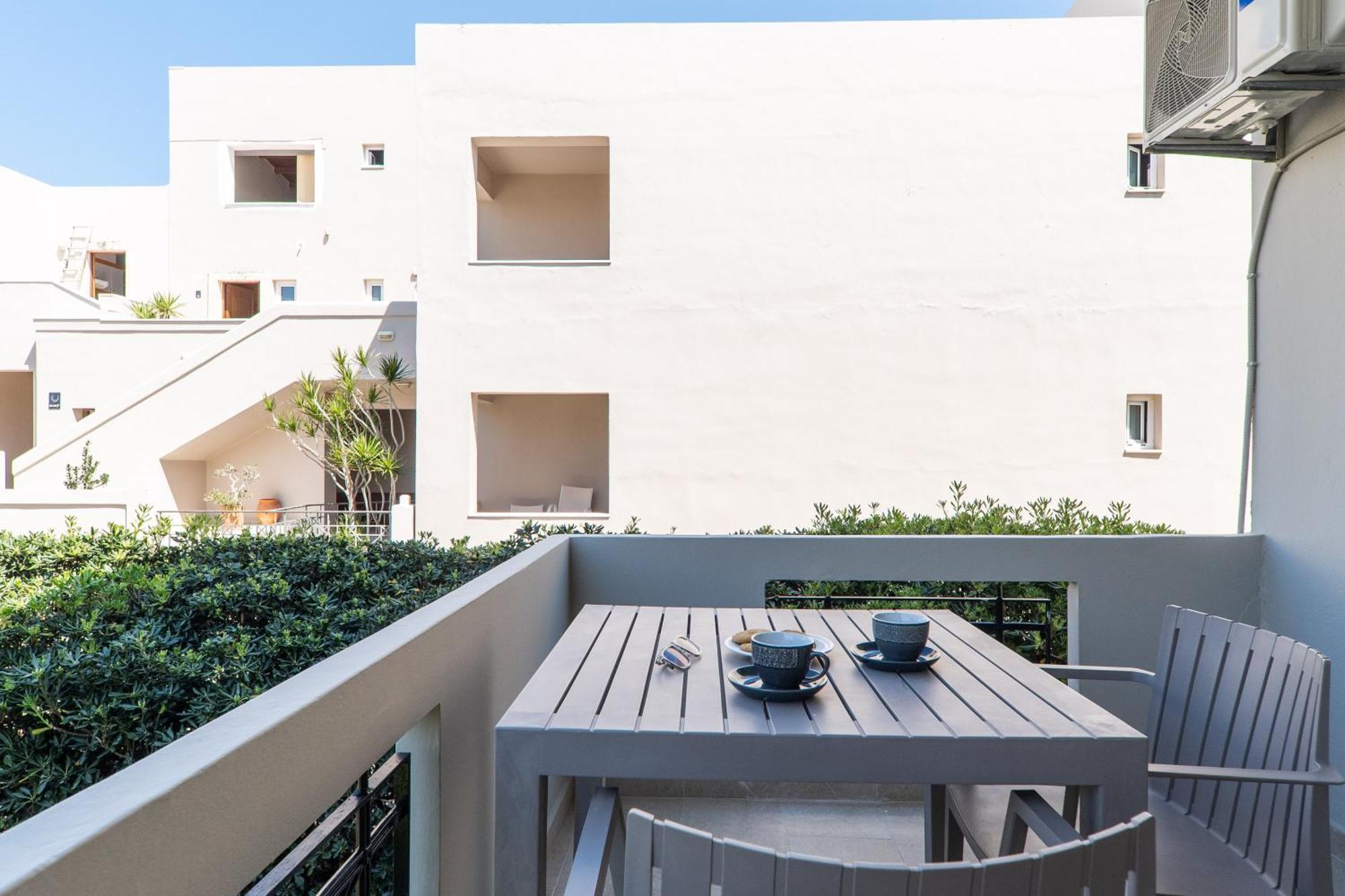 Manos Beachside Apartments Agia Marina Exteriör bild