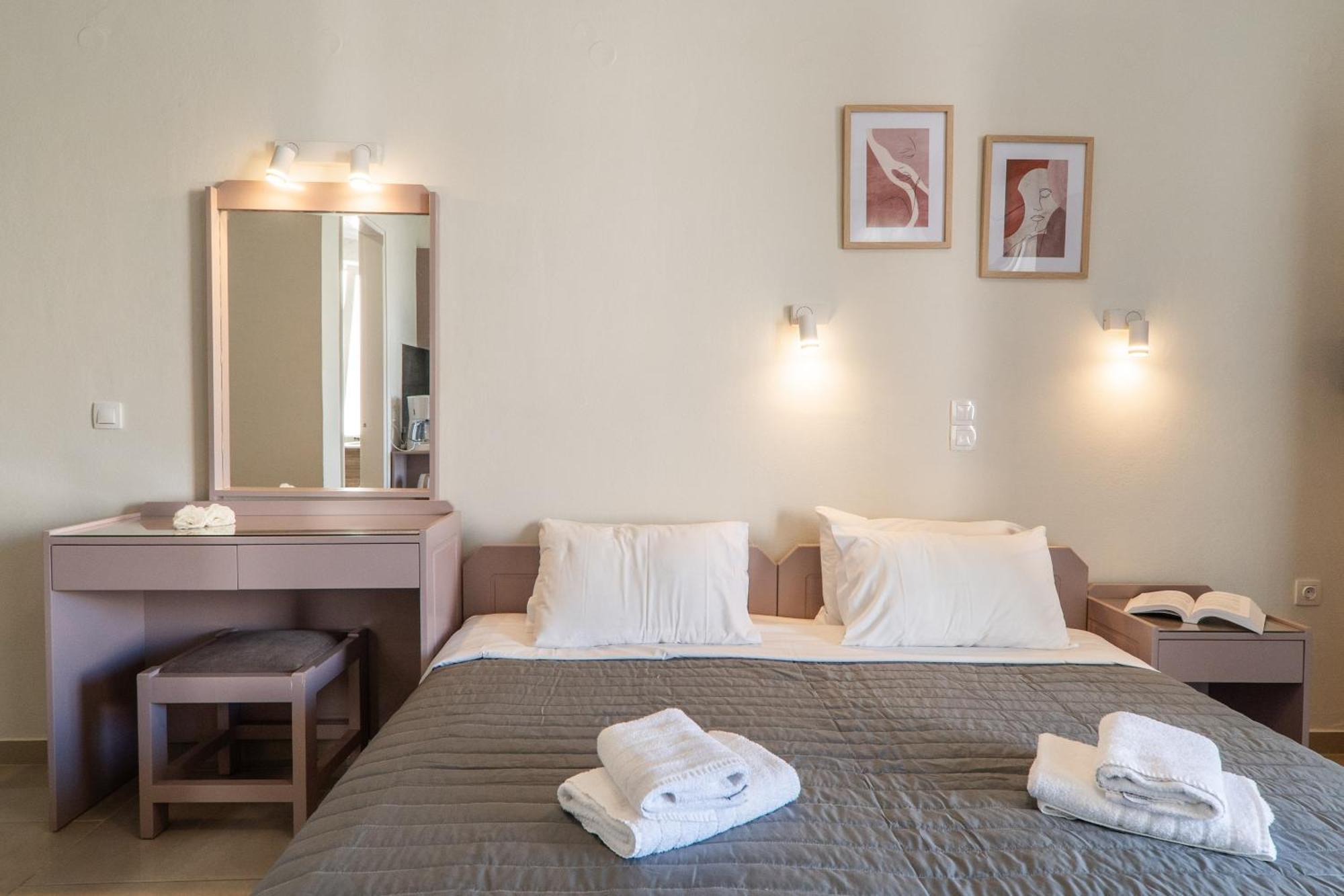 Manos Beachside Apartments Agia Marina Rum bild